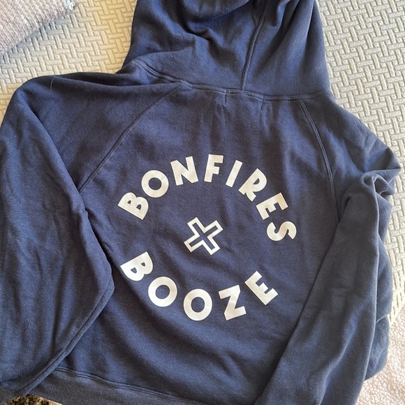 Oversized crop WildFox navy bonfire and booze hoodie. Size small but fits as M. - Picture 3 of 7
